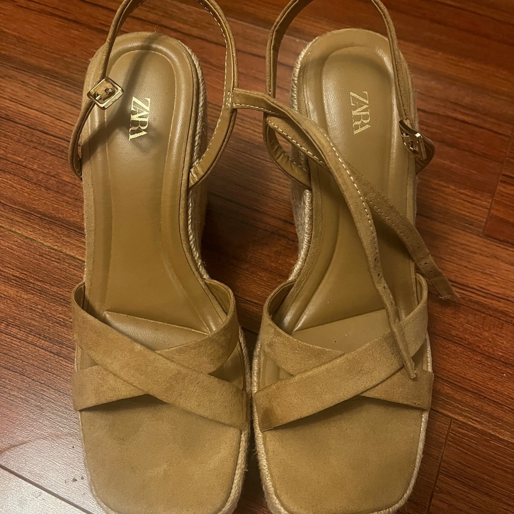 NEW - without tags size 7.5 suede wedges from Zara